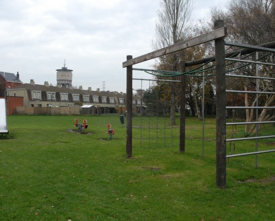 Paaltjes aan Sleultelbloempark Sint-Bernadettestraat