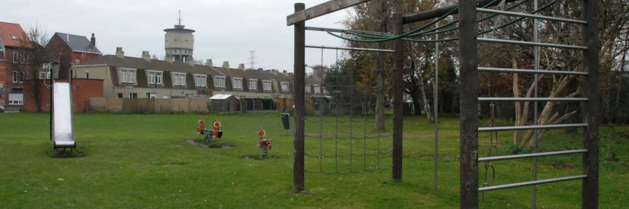 Paaltjes aan Sleultelbloempark Sint-Bernadettestraat