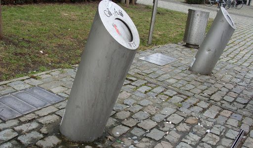 Ondergrondse glascontainers aan appartementsgebouwen