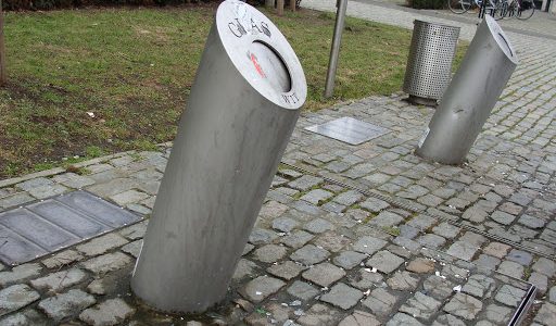 Ondergrondse glascontainers aan appartementsgebouwen