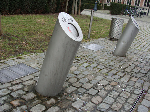 Ondergrondse glascontainers aan appartementsgebouwen